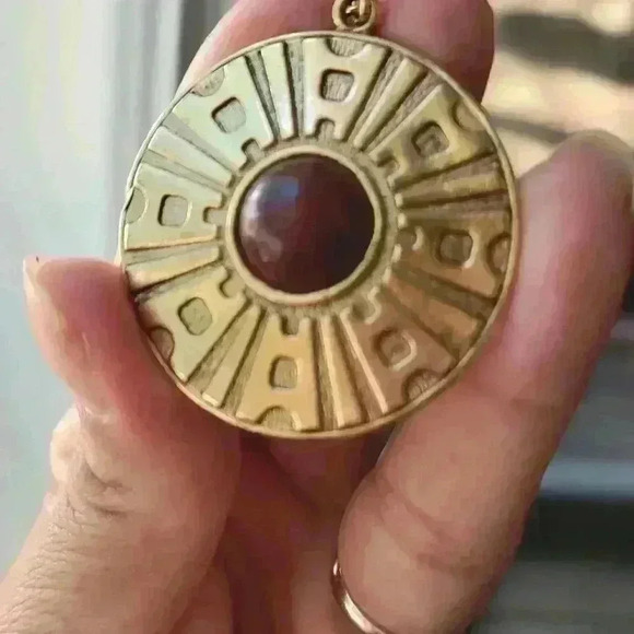 Vintage Sarah Coventry Pendant Necklace Burgundy Gold Tone Round - Picture 4 of 12